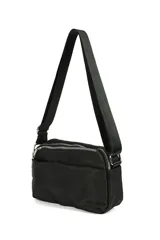Bandolera negra de material sintético, con correa ajustable y dos compartimentos frontales con cierre de cremallera metálico.