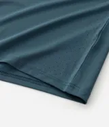 Remera deportiva de manga corta con cuello redondo, confeccionada en tejido técnico con tecnología Dry para mayor transpirabilidad y secado rápido. Presenta un diseño minimalista con logo pequeño en el centro del pecho y detalles de corte láser para ventilación.