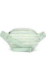 Riñonera negra de la marca JanSport, modelo Fifth Avenue, con parche frontal de la marca y cierres metálicos.