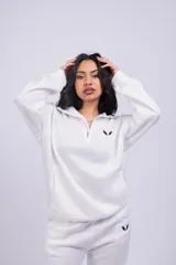 Buzo negro con cierre de media cremallera, cuello alto y logo bordado en el pecho.