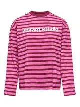Remera de manga larga a rayas horizontales en tonos marrón y tostado, con cuello redondo y el texto "vibrant studio" estampado en el pecho.