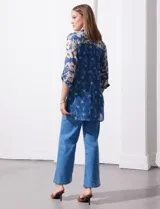 Camisola de gasa estampada con flores, marca Figueroa & Flower. Cuello con solapa y abertura central con botones. Largo de manga regulable con presilla y botón. Incluye musculosa interna.