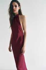 Vestido largo satinado de color bordó, con cuello halter fruncido y diseño sin mangas.