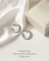 Aros tipo argolla de acero plateado con textura rayada en la superficie. Diseño moderno y minimalista.