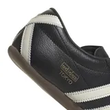 Championes Adidas modelo Tokyo, de cuero negro con las tres bandas laterales en blanco y suela de goma color marrón.