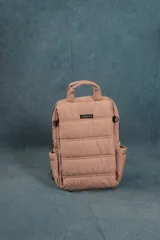 Mochila capitoneada color gris oscuro, con asa superior y correas regulables. Cuenta con doble cierre principal, bolsillo frontal con apertura vertical y bolsillo trasero pequeño. Incluye espacio para laptop de 15 pulgadas y correas ocultables.