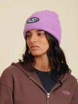 Gorro de lana color crudo con logo de la marca bordado en el frente.