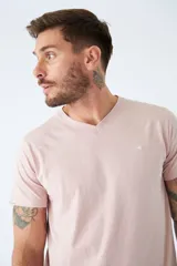 Remera básica de algodón color negro, con escote en V, manga corta y logo bordado en el pecho.
