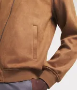 Chaqueta bomber azul marino lisa, con cierre frontal, cuello redondo y bolsillos laterales.