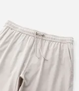Bermuda masculina color beige, tipo boardshort, confeccionada en microfibra. Cuenta con cintura elástica, cordón ajustable y bolsillos.