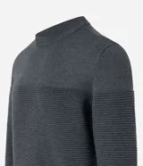 Suéter de punto para hombre con cuello redondo y manga larga. Presenta un diseño combinado con una parte superior lisa y una parte inferior con canalé texturizado horizontal. Marca Marfinno.