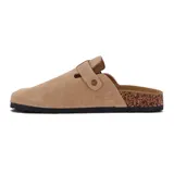 Zueco de cuero gamuzado color beige, con diseño cerrado en la parte delantera, suela de corcho y hebilla lateral metálica ajustable.