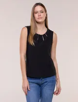 Blusa sin mangas de color negro, confeccionada en seda fría de caída fluida, con escote redondo, frunces sutiles y pequeñas aberturas verticales decoradas con cuentas metálicas doradas.
