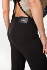 Pantalón oxford color negro, confeccionado en lino italiano, de talle medio con diseño ajustado en la parte superior y silueta acampanada en la parte inferior.