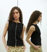 Musculosa turquesa de algodón con escote redondo y cierre frontal decorado con una hilera de múltiples botones vintage variados.