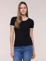 Remera básica de modal acanalado de la marca Elie Tahari, color blanco con ribetes en contraste negro en el cuello y las mangas cortas, de corte ajustado.