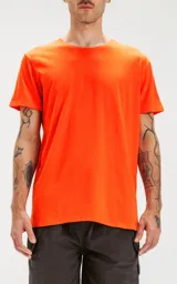 Remera de algodón pima peruano color naranja vibrante, con cuello redondo y manga corta, corte slim fit.