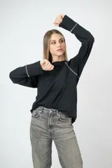 Remera blanca de corte clásico con mangas largas y cuello redondo.