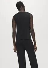 Chaleco de punto fino color negro, con cuello redondo, diseño recto sin mangas y cierre frontal de botones dorados.