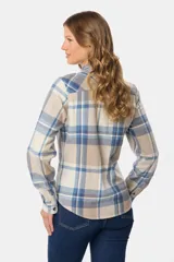 Camisa de viyela a cuadros en tonos pastel, con cuello clásico, cierre frontal de botones y bolsillo en el pecho.