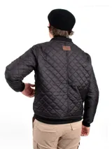 Campera bomber aviador azul con cuello alto, cierre frontal y bolsillos laterales. Diseño acolchado con patrón de rombos.