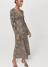 Vestido largo de diseño evasé con estampado animal print de leopardo. Presenta cuello en pico, mangas largas acampanadas y tejido plisado con cierre de cremallera lateral.