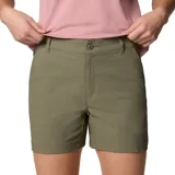 Short de tiro medio color verde oliva, con múltiples bolsillos funcionales, incluyendo uno de seguridad con cremallera y trabilla multiusos. Confeccionado con tecnología de repelencia avanzada.