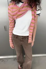 Jeans de tiro bajo con diseño bootcut y acabado flare en el bajo. Cuenta con cinco bolsillos, trabillas para cinturón y cierre frontal con cremallera y botón metálico.