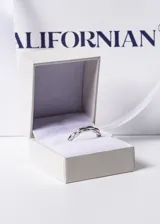 Anillo de plata 925 con diseño de eslabones entrelazados.