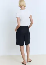 Remera de algodón de corte recto, con cuello redondo, manga corta y logo de la marca estampado en el frente.