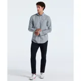 Camisa de manga larga a rayas verticales en poplin con cuello abotonado.