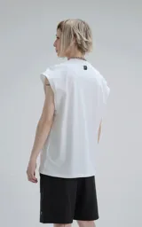 Sudadera blanca de corte extra oversize con hombros caídos y cuello redondo.