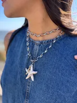 Collar doble de cadena de eslabones plateados con dije de estrella de mar natural.