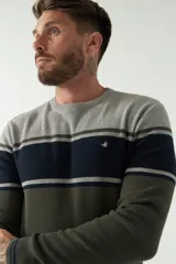 Sweater de punto con cuello redondo, manga larga y diseño a rayas horizontales en tonos gris, azul marino y verde oliva. Logo bordado en el pecho.