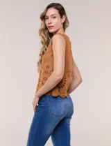 Blusa sin mangas de gamuza sintética color marrón, con escote redondo, corte recto semi holgado y diseño troquelado con motivos florales y geométricos en el borde inferior con terminación festoneada.