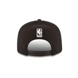 Gorro negro de visera plana con el logo de los Chicago Bulls bordado en el frente.