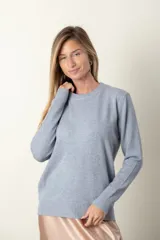 Sweater gris de punto con cuello redondo y mangas largas.