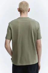 Remera de algodón verde militar con cuello redondo y mangas cortas, de corte estándar.
