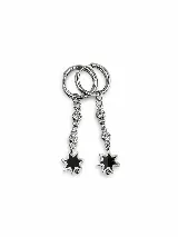 Aros argollas de plata con colgantes de cadena decorados con circonias cúbicas y dijes en forma de estrella de seis puntas con esmalte negro.
