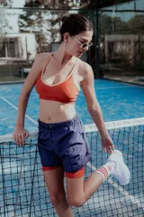 Short deportivo verde militar con cintura elástica y calza interna verde oscuro.