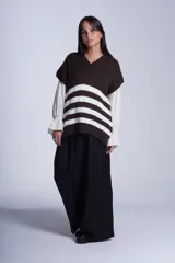 Chaleco de punto con escote en V, diseño a rayas horizontales en color tostado y blanco, con terminaciones en tejido acanalado.