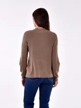 Buzo de tejido de punto en color bordó, con cuello alto y mangas largas con puños acanalados.