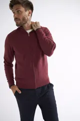 Campera tejida de algodón color bordó, con cierre frontal completo, cuello alto y logo bordado en el pecho.