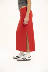 Falda midi de punto color rojo, corte ajustado y cintura alta.