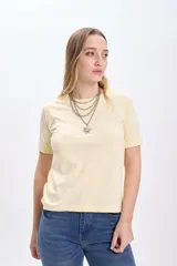 Remera básica de manga corta color amarillo.