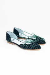 Bailarinas con aberturas laterales, de raso flocado verde botella. Cuentan con cordones del mismo tono para atar y plantilla de lana.
