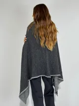 Ruana de lambswool color gris oscuro, con cuello alto y detalles bordados a mano en relieve en el cuello y a lo largo de la abertura frontal.