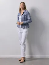 Camisa tipo campera de lino marca Dash, color blanco, con cierre frontal de botones, cuello camisero y bolsillos con solapa en el pecho.