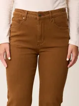 Jean de corte recto y tiro alto, confeccionado en denim azul oscuro con costuras en contraste. Presenta diseño clásico de cinco bolsillos, cierre frontal con botón y bragueta.