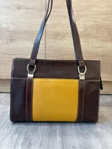 Cartera tipo shopper de cuero genuino marrón con panel central de textura símil cocodrilo y herrajes metálicos plateados.